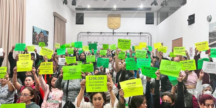 Acusan de un absurdo a los dos principales líderes la organización llamada “Yo también soy víctima de la Línea 12”, Alina Vázquez y Armando Bravo, sólo para frenar el movimiento que encabezan en demanda de una indemnización por los daños que han sufrido, atribuibles al Gobierno capitalino. FOTO: Especial