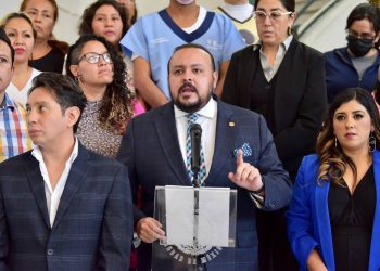 Diputados de oposición exigieron a la Contraloría General de la Ciudad de México, así como al Instituto Electoral capitalino que investiguen al secretario de Obras y Servicios, Jesús Antonio Esteva, por su presunta participación en la pinta de bardas para promover a Claudia Sheinbaum, corcholata presidencial de Morena. FOTO: Archivo PAN Congreso CDMX