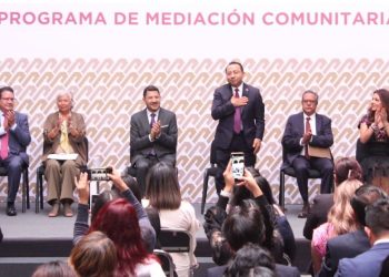 El jefe de Gobierno Martí Batres y el presidente del Poder Judicial de la Ciudad de México, Rafael Guerra presentaron el “Programa de Mediación Comunitaria. Diálogo para Solucionar Conflictos”. FOTO: Poder Judicial CDMX