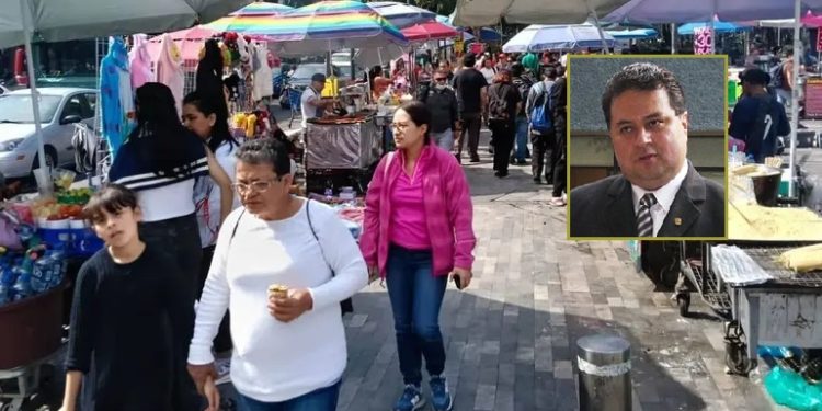 Olas de vendedores ambulantes se han multiplicado por toda la Ciudad de México, pues pese a que el Gobierno de Clara Brugada diga que existe una solidez de la economía local, los puestos de trabajo son escasos y los salarios son bajos, por lo que muchos capitalinos han tomado las calles para vender. FOTOS: Cuartoscuro / Especial