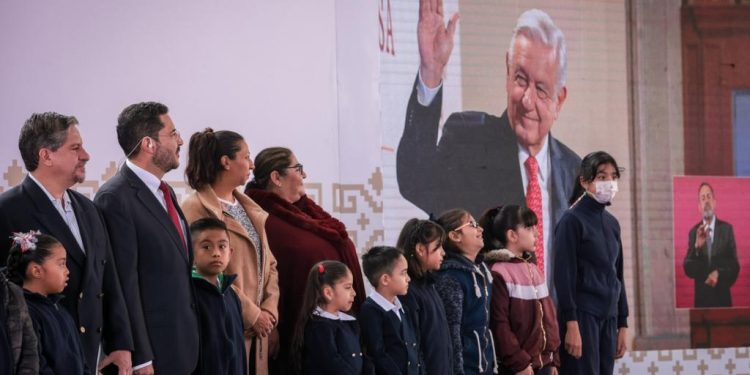 Al encabezar el arranque del Ciclo Escolar 2023-2024 en la escuela "Participación Social No. 2", de la Alcaldía Venustiano Carranza, el jefe de Gobierno Martí Batres informó la entrega de casi 4 millones de libros de texto gratuitos para las niñas y niños que cursan educación básica pública en la Ciudad de México.