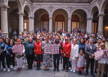 Al develar el billete de la Lotería Nacional conmemorativo a la beca "Bienestar para Niñas y Niños, Mi Beca para Empezar", el Jefe de Gobierno Martí Batres Guadarrama destacó que los estudiantes de educación básica de la CDMX se sacaron el premio en esta administración. FOTO: Gobierno de la CDMX