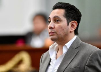 Oposición no avala libros de texto de la SEP; padres de familia en su derecho a destruirlos