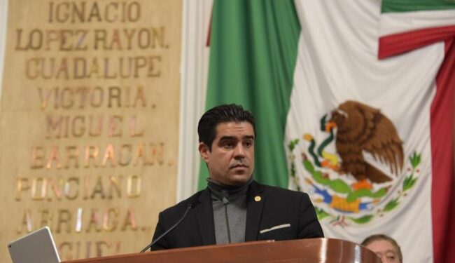 SEP debe vigilar que no se pidan útiles adicionales a las listas oficiales: Johnatan Colmenares