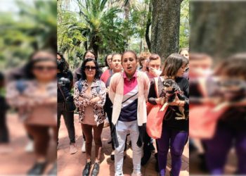 Impide Sandra Cuevas promoción de adopción de perros en Parque México