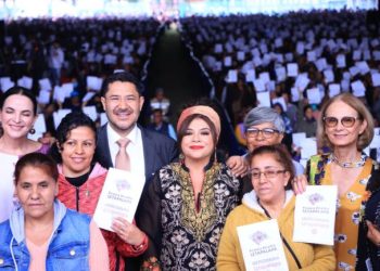 Brugada y Batres entregan vales Mercomuna a familias en Iztapalapa; la meta son 180 mil