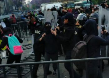 Colectivos se enfrentan con policías de CDMX