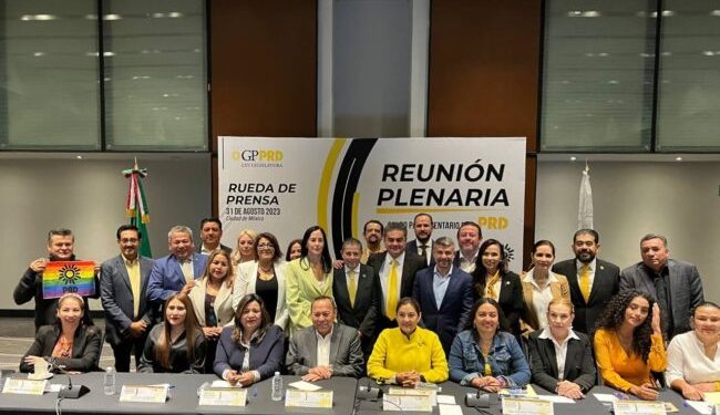 El alcalde de Coyoacán, Giovani Gutiérrez, refuerza sus alianzas políticas y tiene claros sus orígenes. Por eso, hace unos días no vaciló en asistir y estar en primera fila en la reunión Plenaria de los diputados del PRD en el Congreso de la Ciudad de México. FOTO: Giovani Gutiérrez