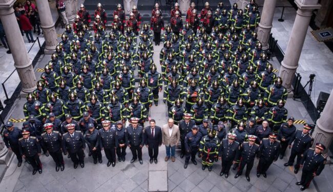 Entrega GCDMX 100 uniformes a Bomberos