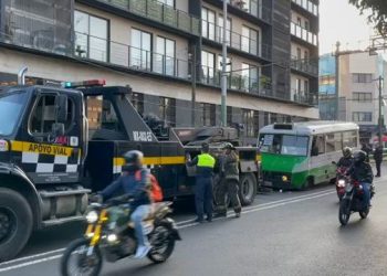 Capturan a conductor de microbús que chocó contra reja y dejó 10 heridos en BJ