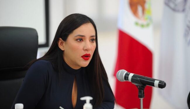 Acusa Gustavo Adolfo Infante a Sandra Cuevas por deberle dinero