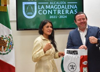 El Güero Quijano desea éxito a la boxeadora contrerense Erika 'Dinamita' Cruz. FOTO: Cortesía AMC