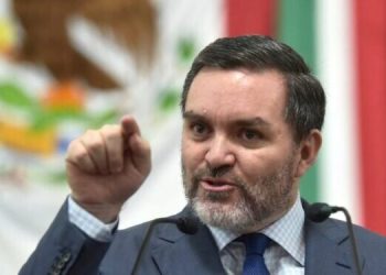 Desde el Congreso de la Ciudad de México, y tras la publicación periodística que el móvil del atentado contra el periodista Ciro Gómez Leyva pudo ser político, el coordinador panista, Federico Döring, se lanzó contra la Fiscalía capitalina. FOTO: Congreso CDMX