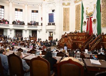 Tan ocupados andan ya en el Congreso de la Ciudad de México, que prácticamente ayer faltó una tercera parte de los legisladores, pues apenas 46 de los 66 que componen la Legislatura estaban presentes cuando aprobaron la reforma que elimina la aberración Constitucional que permitía tener dos Legislaturas activas en agosto de 2024. FOTO: Congreso CDMX
