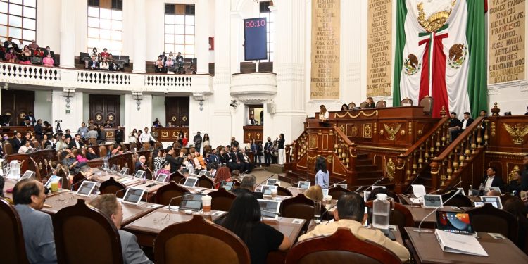 Tan ocupados andan ya en el Congreso de la Ciudad de México, que prácticamente ayer faltó una tercera parte de los legisladores, pues apenas 46 de los 66 que componen la Legislatura estaban presentes cuando aprobaron la reforma que elimina la aberración Constitucional que permitía tener dos Legislaturas activas en agosto de 2024. FOTO: Congreso CDMX