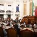 Tan ocupados andan ya en el Congreso de la Ciudad de México, que prácticamente ayer faltó una tercera parte de los legisladores, pues apenas 46 de los 66 que componen la Legislatura estaban presentes cuando aprobaron la reforma que elimina la aberración Constitucional que permitía tener dos Legislaturas activas en agosto de 2024. FOTO: Congreso CDMX