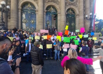 Este jueves, un grupo de manifestantes protestó afuera del recinto de Donceles y Allende, cuyo acceso bloqueó por espacio de una hora, con gritos al unísono de “¡Fuera Godoy!, ¡fuera Godoy!”. FOTO: PAN Congreso CDMX