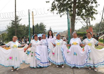 Los espacios públicos deben tener vida y ser utilizados por la ciudadanía para realizar actividades culturales, como la danza y la música, eventos deportivos y, sobre manera, para construir comunidad, afirmó la alcaldesa Lía Limón al encabezar la Primera Muestra Artística Comunitaria en el Teatro al Aire Libre de la colonia Torres de Potrero, que fue rescatado recientemente.