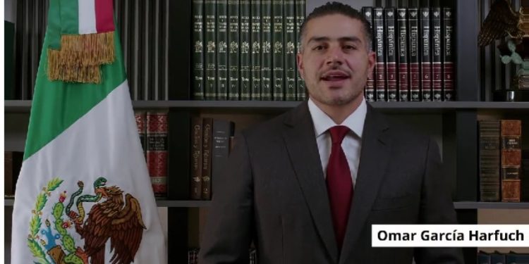 Si Clara no se vuelve competitiva, la némesis, el castigo para los morenistas será que Sheinbaum les imponga a Omar García Harfuch como candidato, un policía señalado por el propio gobierno de Morena como implicado en la manipulada y falsa verdad histórica de Ayotzinapa. FOTO: X / Omar García Harfuch