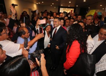 Como Miguel Ángel Mancera y Enrique Peña en 2012, hoy Omar García Harfuch es el ‘rockstar’ del momento en la política en la Ciudad de México. FOTO: Especial
