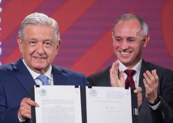 Es una gran noticia que Hugo López Gatell se vaya a inscribir para buscar la candidatura de Morena a la Jefatura de Gobierno de la Ciudad de México, porque por fin el sistema de salud pública del país y todos los mexicanos nos librearemos de este pernicioso funcionario. FOTO: Presidencia