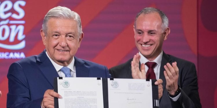 Es una gran noticia que Hugo López Gatell se vaya a inscribir para buscar la candidatura de Morena a la Jefatura de Gobierno de la Ciudad de México, porque por fin el sistema de salud pública del país y todos los mexicanos nos librearemos de este pernicioso funcionario. FOTO: Presidencia