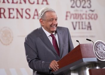 Lo que ayer hizo el presidente Andrés Manuel López Obrador al defender por el caso Ayotzinapa al más firme aspirante de Morena a la candidatura para la Jefatura de Gobierno de la CDMX, Omar García Harfuch, fue frenar el fuego amigo, los ataques de los propios militantes de su partido, de las bases, de los duros que en realidad respaldan a Clara Brugada, la principal competidora del ex jefe de la policía capitalina. FOTO: Presidencia