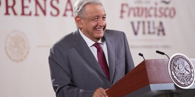 Lo que ayer hizo el presidente Andrés Manuel López Obrador al defender por el caso Ayotzinapa al más firme aspirante de Morena a la candidatura para la Jefatura de Gobierno de la CDMX, Omar García Harfuch, fue frenar el fuego amigo, los ataques de los propios militantes de su partido, de las bases, de los duros que en realidad respaldan a Clara Brugada, la principal competidora del ex jefe de la policía capitalina. FOTO: Presidencia