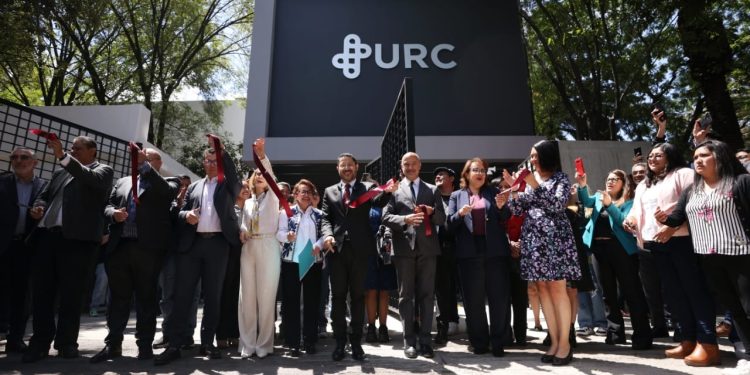 Martí Batres, jefe de Gobierno, inauguró la Universidad Rosario Castellanos (URC) Campus Santo Tomás, en la Alcaldía Miguel Hidalgo, que cuenta con una matrícula de 4 mil alumnos que estudiarán en modelos Presencial-Híbrido, Semipresencial y a Distancia-Híbrido. Es la séptima unidad académica de esta institución construida con la visión de transformar la Educación en un derecho para todas y todos los jóvenes.  