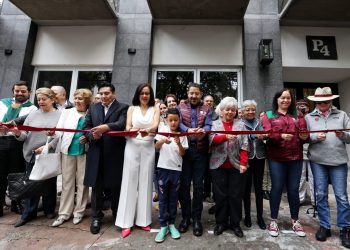 Martí Batres, jefe de Gobierno, aseguró que se tiene un avance de 92 por ciento en la reconstrucción de viviendas dañadas por el sismo de 2017, durante la entrega del Multifamiliar ‘Prosperidad No. 4’, Alcaldía Miguel Hidalgo, que contó con una inversión cercana a los 120 millones de pesos, en beneficio de 21 familias damnificadas. FOTO: GCDMX