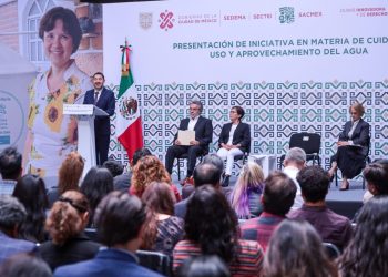 El jefe de Gobierno, Martí Batres entregó mil 700 créditos para el mejoramiento de vivienda en la Ciudad de México e informó que al cierre de su mandato se habrán llevado a cabo 100 mil acciones de vivienda. FOTO: GCDMX