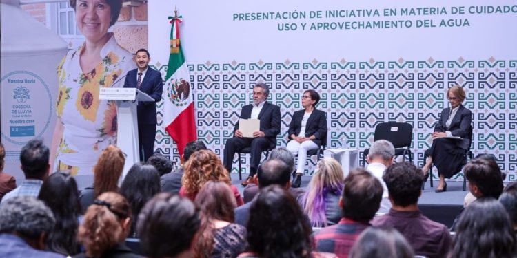 El jefe de Gobierno, Martí Batres entregó mil 700 créditos para el mejoramiento de vivienda en la Ciudad de México e informó que al cierre de su mandato se habrán llevado a cabo 100 mil acciones de vivienda. FOTO: GCDMX