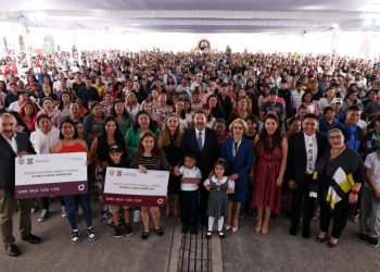 Martí Batres Guadarrama, Jefe de Gobierno de la Ciudad de México, entregó 10 mil 951 tarjetas del Programa “Bienestar para Niñas y Niños, Mi Beca para Empezar”, a estudiantes de nuevo ingreso a escuelas públicas de las Alcaldías, Iztacalco, Venustiano Carranza y Cuauhtémoc. FOTO: GCDMX