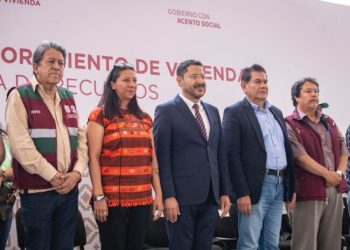 Entrega Batres mil 700 créditos para el mejoramiento de vivienda