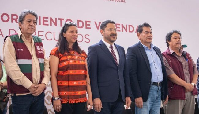 Entrega Batres mil 700 créditos para el mejoramiento de vivienda
