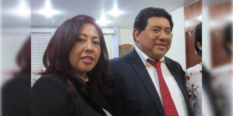 Dicen que el evento del sábado con más de 13 mil adultos mayores, aunque lo encabeza la directora general de Inclusión y Bienestar Social de la Alcaldía, Erika Rosales, no es destape para ella misma, sino para la novia del alcalde, Guadalupe Ramos, ex diputada, y a quien él apoya con todo dejarle el poder.