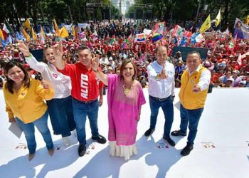 Recibe Xóchitl Gálvez constancia como representante del FAM