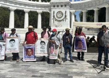 Se manifiestan en CDMX padres de los 43 normalistas