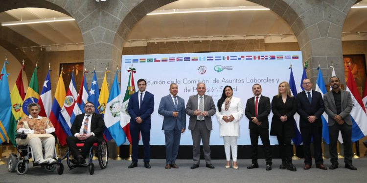 En la instalación de la Comisión de Asuntos Laborales y de Previsión Social del Parlamento Latinoamericano, la presidenta del Senado, Ana Lilia Rivera Rivera, hizo un llamado para construir leyes marco en la región que atiendan el empleo informal que se genera por la migración irregular. FOTO: Senado