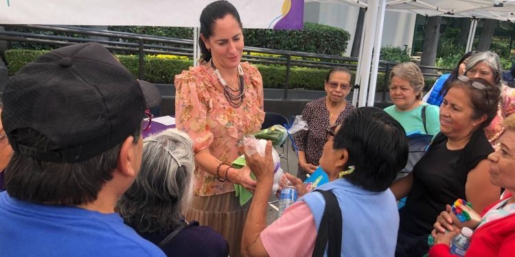 La alcaldesa en Álvaro Obregón Lía Limón refrendó su compromiso de trabajar constante e intensamente en favor de las y los adultos mayores que viven en la demarcación.