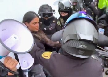 Tal parece que las autoridades de la CDMX andan nervios as por la posibilidad de que no se ratifique a Ernestina Godoy al frente de la Fiscalía, y por eso cometen errores fundamentales, de esos que en política son costosos, y en ciertas coyunturas peor. FOTO: X / Alessandra Rojo de la Vega