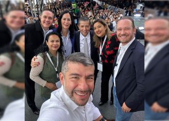 Un tema que surgió en el encuentro casual que tuvieron este domingo en Coyoacán los líderes de PAN, PRI y PRD en la CDMX y en el que también coincidieron los aspirantes a la Jefatura de Gobierno, es el desacuerdo de panistas para que vayan a la encuesta final por la candidatura dos representantes de PAN, dos del PRI y dos del PRD, porque no se corresponde con el peso electoral de cada partido. FOTO: X / Lía Limón