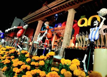 “Quiero pedirles que guardemos un minuto de silencio por quienes perdieron la vida a causa del paso del huracán Otis en el estado de Guerrero y en memoria de nuestros hermanos en Acapulco, así como en solidaridad con quienes viven estos momentos difíciles”, dijo el Alcalde Giovani Gutiérrez. FOTOS: Especial / CDMX