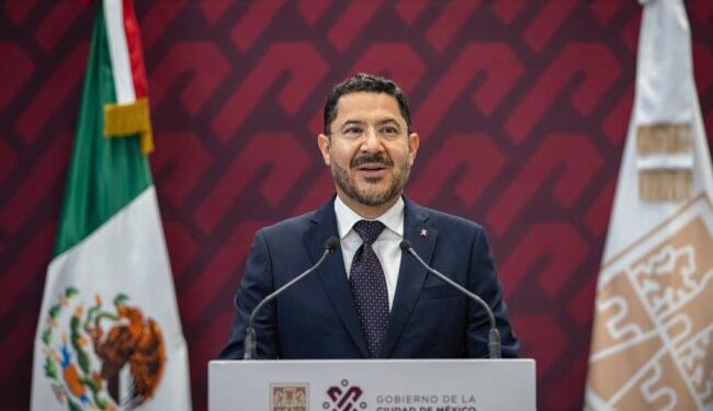 Pide Batres abrir debate sobre la peatonalización del Zócalo