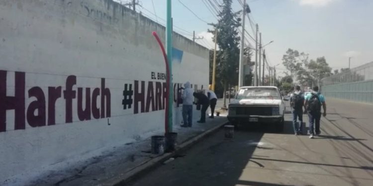 Desde ya, iniciará una carrera entre los brigadistas de Clara Brugada y Omar García Harfuch contra los alcaldes y probablemente el jefe de Gobierno, pues los primeros ya tapizaron la ciudad de bardas y pendones promoviéndose hacia 2024 y seguramente continuarán, mientras que las autoridades mencionadas tienen 15 días para “blanquear bardas” y quitar cualquier tipo de propaganda, pues se presume que ya es una campaña anticipada. FOTO: X / @JoeCast84