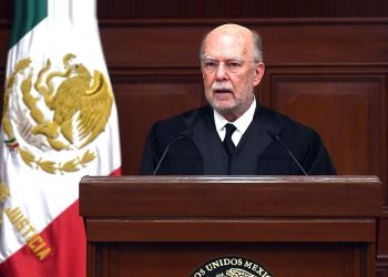 Pero el más ‘desobediente’ quizá resultó ser el ministro Juan Luis González Alcántara, por lo cual ayer se llevó fuertes criticas presidenciales en la mañanera, tras su ‘atrevimiento’ de salir a manifestarse el domingo contra la desaparición de 13 fideicomisos del Poder Judicial Federal. FOTO: Archivo SCJN