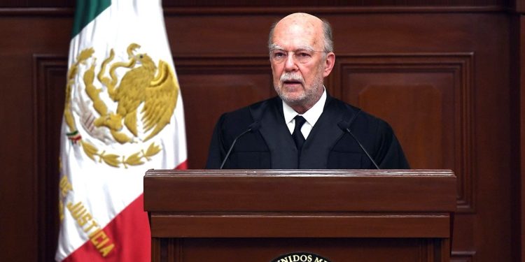 Pero el más ‘desobediente’ quizá resultó ser el ministro Juan Luis González Alcántara, por lo cual ayer se llevó fuertes criticas presidenciales en la mañanera, tras su ‘atrevimiento’ de salir a manifestarse el domingo contra la desaparición de 13 fideicomisos del Poder Judicial Federal. FOTO: Archivo SCJN