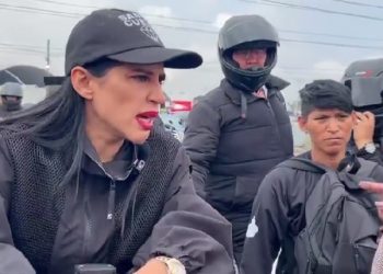 La alcaldesa con licencia de la Alcaldía Cuauhtémoc Sandra Cuevas se fue a hacer proselitismo político sin pedir permiso a la Central de Abastos (CEDA) en la Alcaldía de Iztapalapa, y se enfrentó con que no la dejaron entrar, lo que provocó una confrontación de ella con las autoridades que encabezan el Fideicomiso. FOTO: X / CDMX Magacín