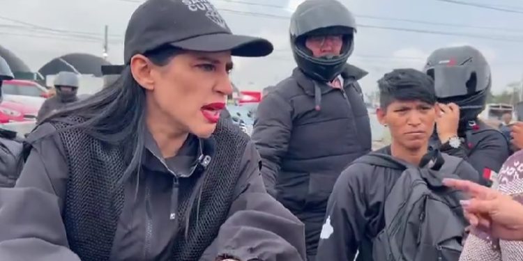 La alcaldesa con licencia de la Alcaldía Cuauhtémoc Sandra Cuevas se fue a hacer proselitismo político sin pedir permiso a la Central de Abastos (CEDA) en la Alcaldía de Iztapalapa, y se enfrentó con que no la dejaron entrar, lo que provocó una confrontación de ella con las autoridades que encabezan el Fideicomiso. FOTO: X / CDMX Magacín
