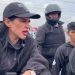 La alcaldesa con licencia de la Alcaldía Cuauhtémoc Sandra Cuevas se fue a hacer proselitismo político sin pedir permiso a la Central de Abastos (CEDA) en la Alcaldía de Iztapalapa, y se enfrentó con que no la dejaron entrar, lo que provocó una confrontación de ella con las autoridades que encabezan el Fideicomiso. FOTO: X / CDMX Magacín
